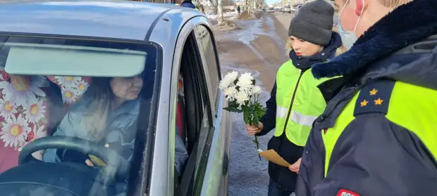 Госавтоинспекторы по Бологовскому району поздравили автоледи с Международным женским днём