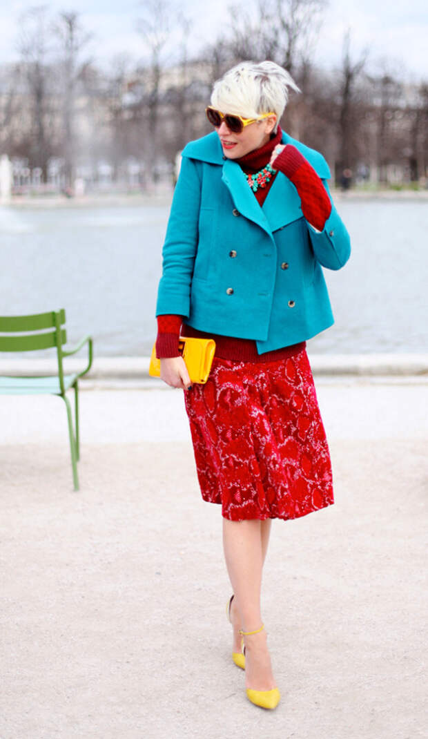 Сочетание красного пальто с другими цветами в одежде