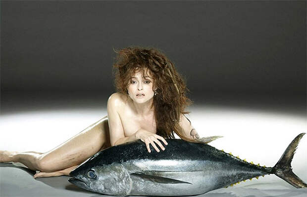 Хелена Бонэм Картер с гигантским тунцом