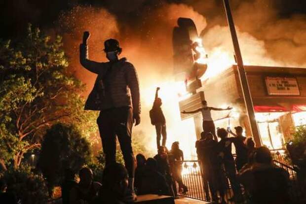 Хаос в Миннеаполисе: протестующие громят магазины, сожгли полицейские участки и банк (ФОТО, ВИДЕО) | Русская весна