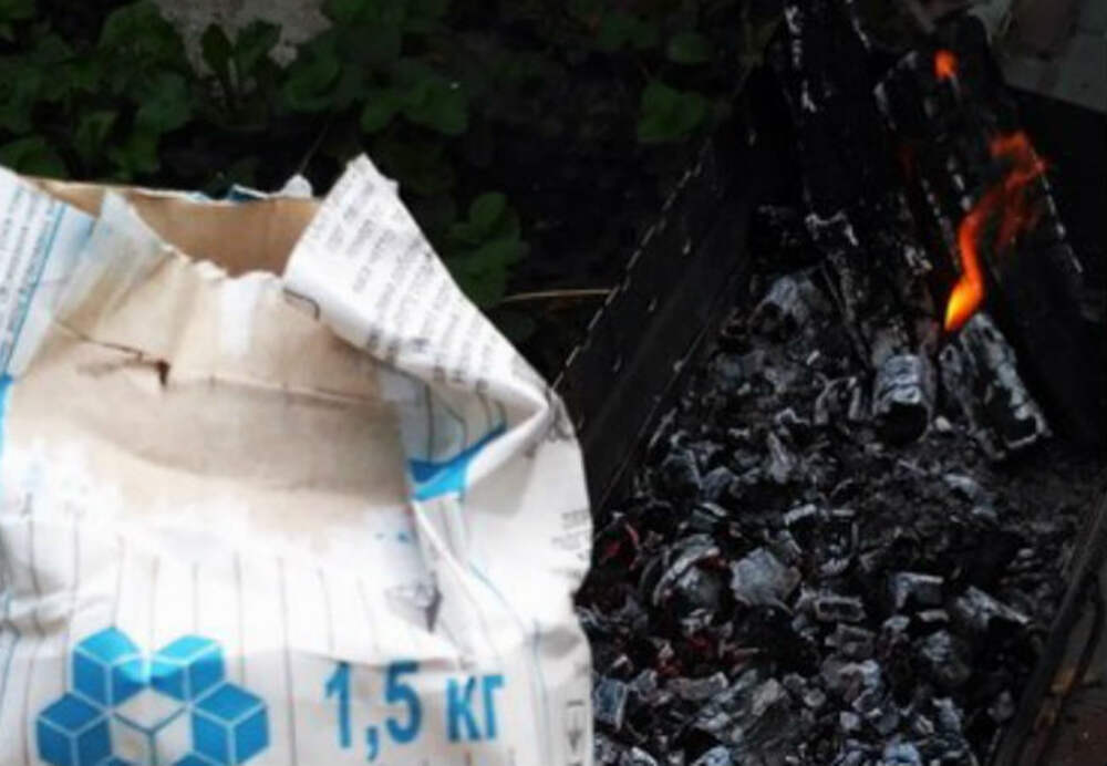 Грузовик с углем. Шашлык на углях. Разгорающийся уголь. Лопата для угля. Для чего между рам был насыпан уголек.