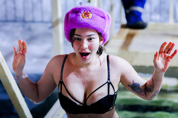 Крещенские купания: как россияне окунались в прорубь