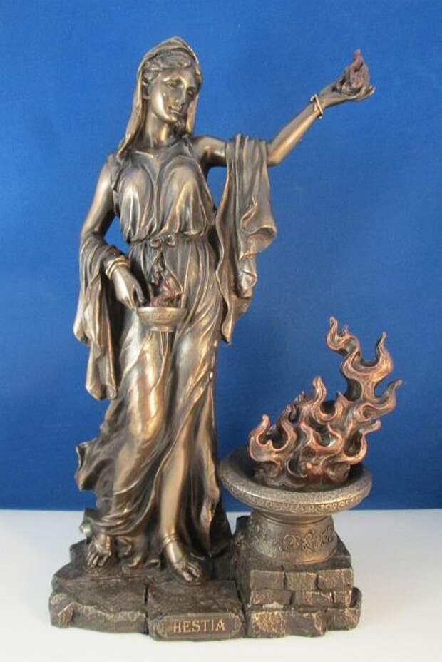 Римская богиня покровительница домашнего очага. Гестия богиня статуя. Гестия богиня домашнего очага.
