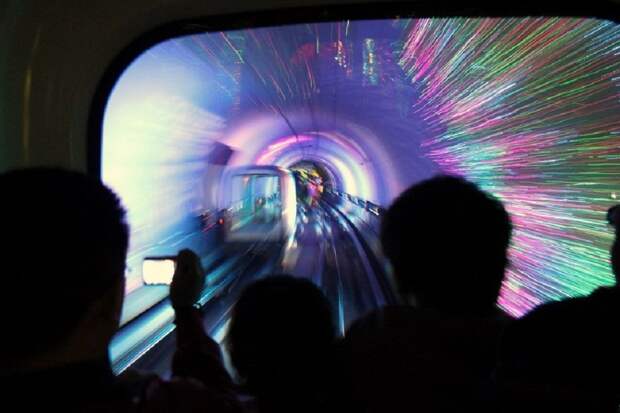 The Bund Sightseeing Tunnel - самый впечатляющий метрополитен