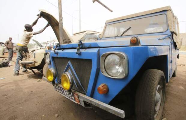Пацанам африканской автомастерской под открытым небом приходится делать машины из металлолома