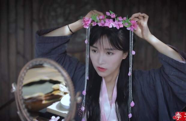 Видео: Как китаянки делали ханьфу — традиционный наряд, украшенный весенними цветами
