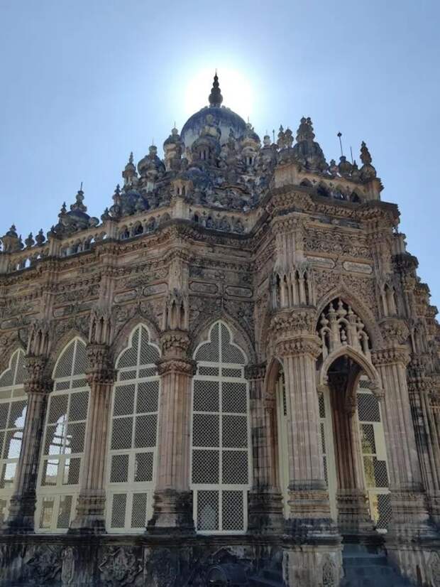 Французские окна на всю высоту здания сразу указывают на пристрастие властелина княжества к европейскому стилю (Mahabat Maqbara, Джунагадх). | Фото: keywordbaskets.com.  Французские окна на всю высоту здания сразу указывают на пристрастие властелина княжества к европейскому стилю (Mahabat Maqbara, Джунагадх). | Фото: keywordbaskets.com.