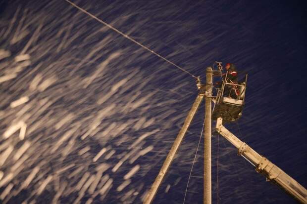 В Ленобласти специалисты за ночь вернули электроснабжение 60% потребителей