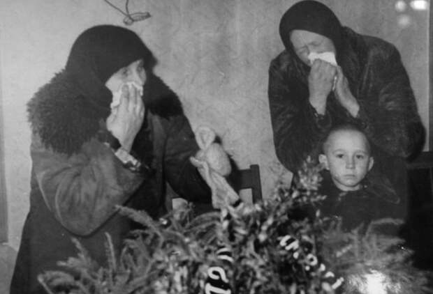 Похороны в с. Дермань. Слева - Довбенко Ульяна Семеновка. От рук УПА в ее семье погибло 7 человек. 1957 г.