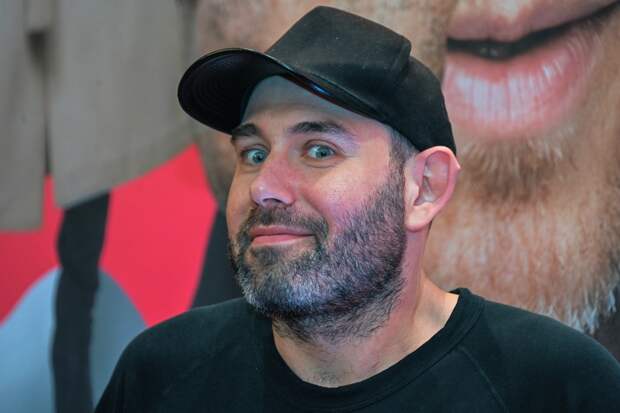 Стало известно о грозящем Семену Слепакову розыске