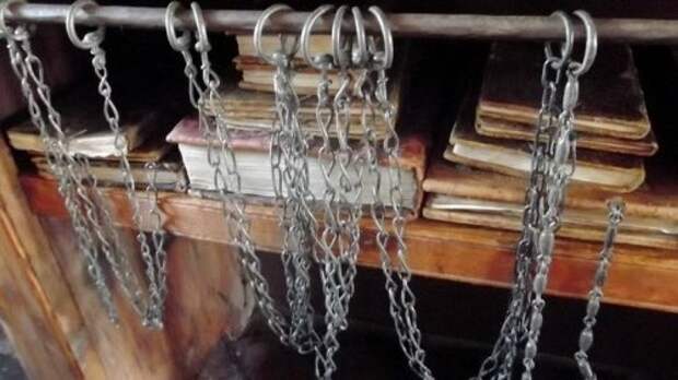 Книги, прикованные цепями (9 фото)