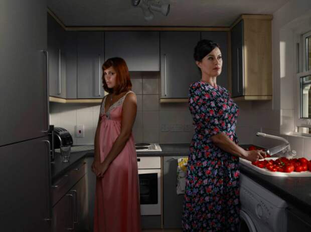 http://houhouhaha.fr/wp-content/uploads/2012/01/Julia-Fullerton-Batten-Back-to-back-600x449.png