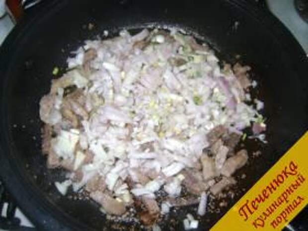 6) Когда мясо немного подрумянилось и практическим готово, необходимо добавить лук.