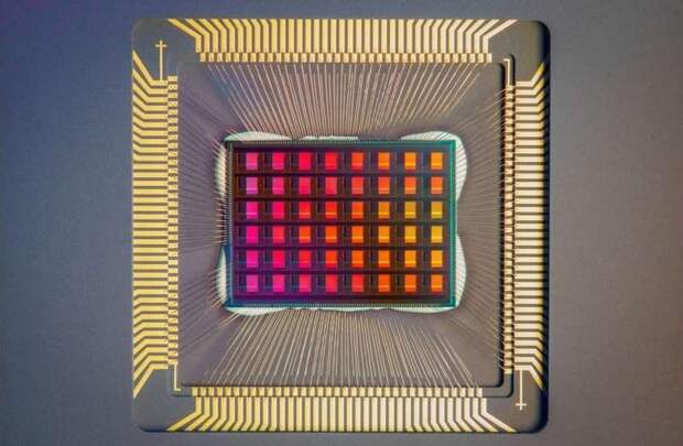 Нейроморфный чип NeuRRAM приближает ИИ к работе на устройствах без серверного подключения