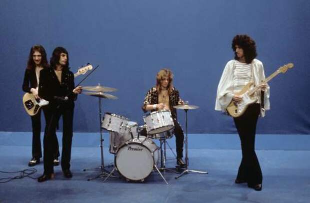 L-R John Deacon, Freddie Mercury, Roger Taylor and Brian May of Queen perform 'Killer Queen' on Top Pop TV show on 22nd November 1974 in Hilversum, Netherlands. Brian May plays a Fender Stratocaster guitar. (Photo by Gijsbert hanekroot/Redferns)