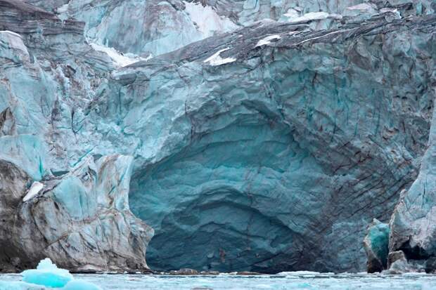 В итоге многочисленных обвалов в ледниках образуются такие ниши - места, откуда рождаются айсберги.