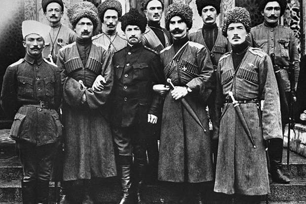 Группа офицеров 2-го Дагестанского конного полка у стен Петроградской мечети, 1917 год