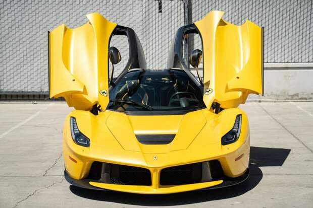 Ferrari LaFerrari, окрашенный уникальной краской Giallo Triplo Strato