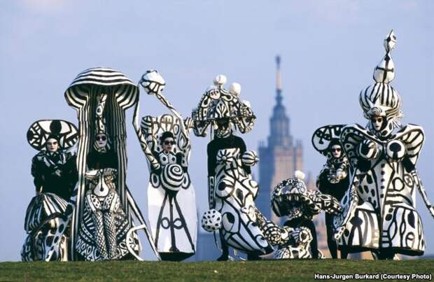 Андрей Бартенев демонстрирует коллекцию костюмов из бумаги (1993)