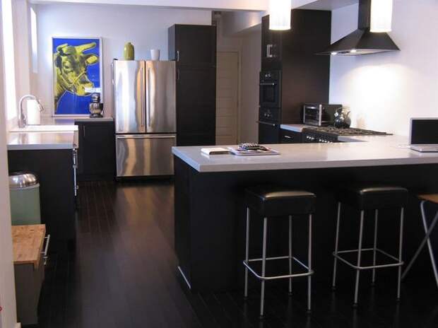 Кухня в цветах: черный, серый, светло-серый, белый. Кухня в стиле хай-тек.