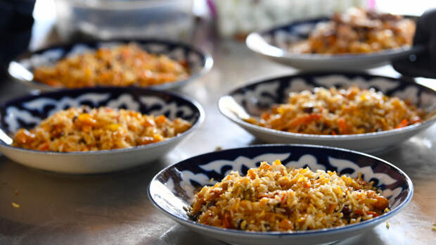 Опасное сочетание: почему нельзя есть плов вместе с майонезными салатами