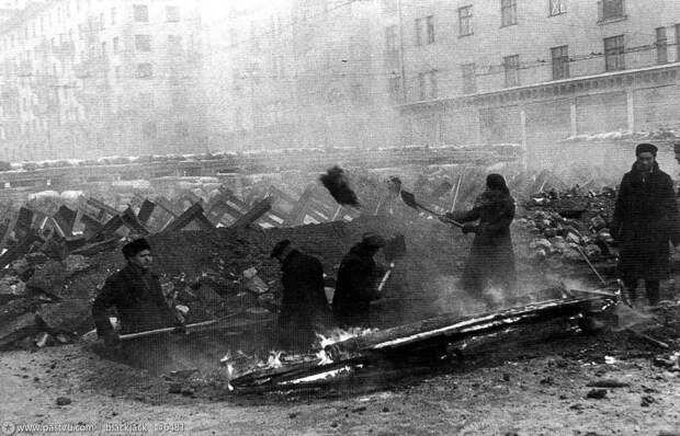 Противотанковые заграждения на Калужской заставе. 1941, москва, прогулка