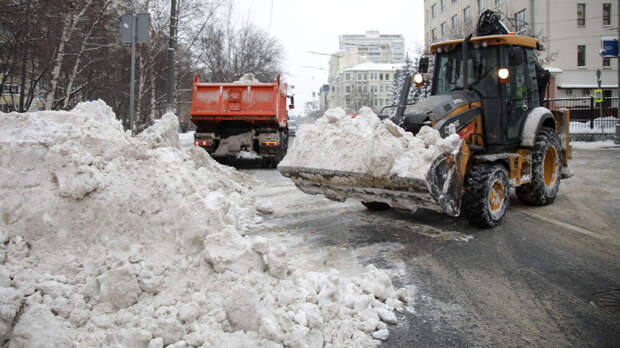 Тысячи единиц техники заняты вывозом снега с московских улиц