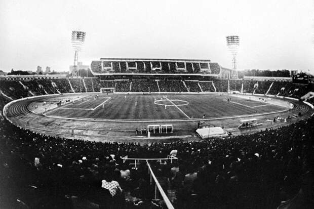 старый футбольный стадион в России с черно-белой исторической атмосферой