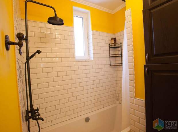 Интерьер желтой ванной, душевая в ванной, сантехника в стиле ретро