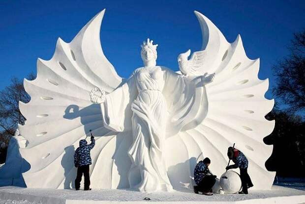 Завораживающие скульптуры из снега