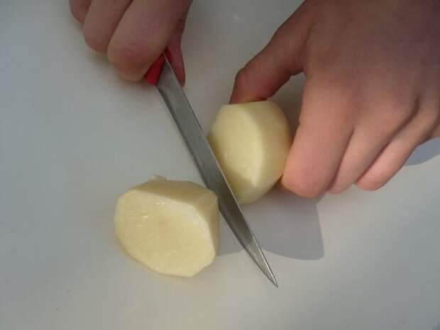 Обязательно почистите картошку, иначе все стекло испачкаете) Фото из Яндекса.