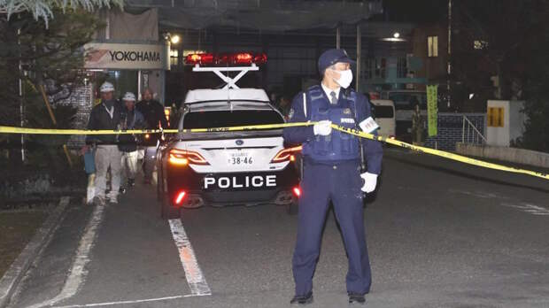 В Японии вооруженный мужчина напал на завод, пострадали 15 человек