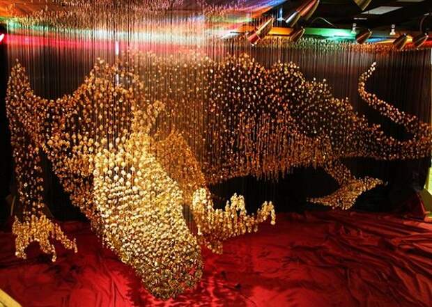 Скульптура золотого дракона из пуговиц Робин Проц. Фотографии The Dragon
