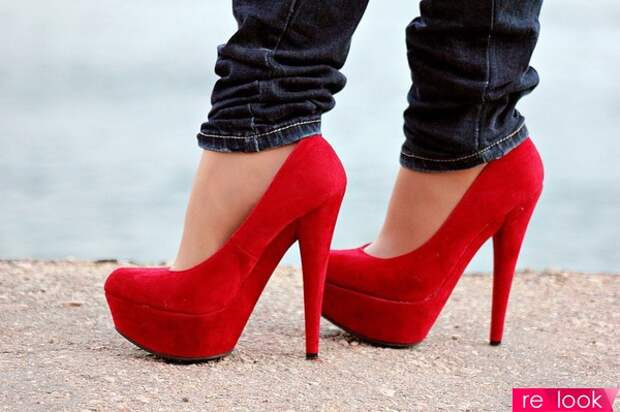 с чем носить красные туфли