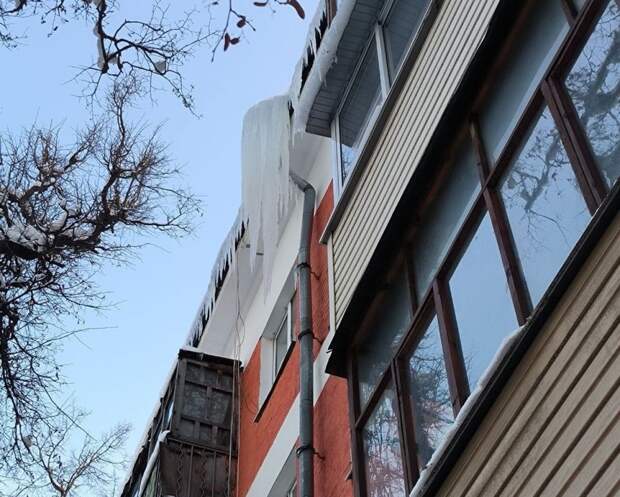 Туляки продолжают делиться кадрами с угрожающе большими ледяными наростами