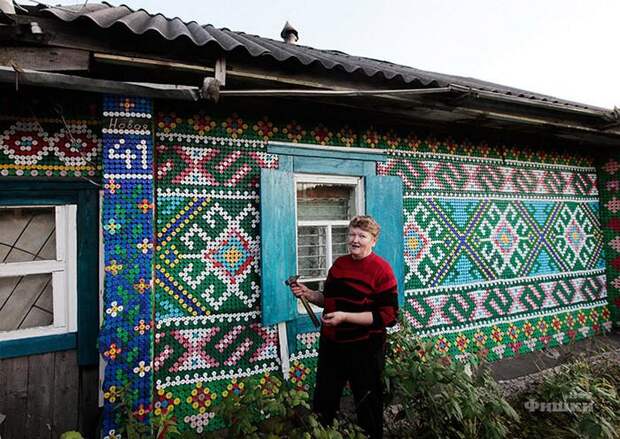 Деревенский дом с фасадом-мозаикой из бутылочных крышек. Творчество россиянки Ольги Костиной 