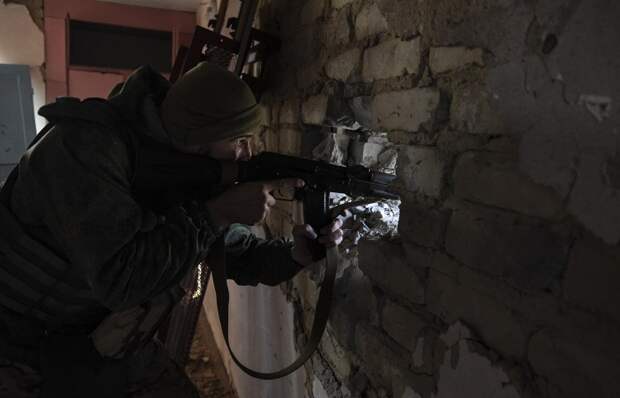 Боец батальона "Азов" в селе Широкино