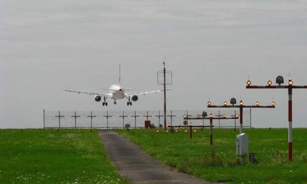 Неизвестные глушат навигационные системы самолётов в двух аэропортах российских столиц.