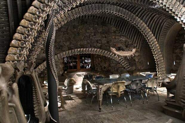 Бар H.R. Giger Alien, Грюйер, Швейцария 2