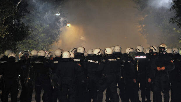 Полиция Черногории применяет слезоточивый газ во время антиправительственной акции протеста в Подгорице, Черногория