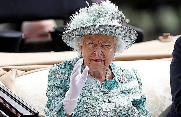 Елизавета II отметила день рождения военным парадом и салютом