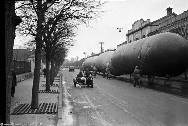 Аэростаты воздушного заграждения на Большой Ордынке. 1941, москва, прогулка