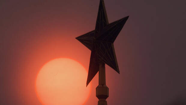 Звезда на Спасской башне Кремля. Архивное фото