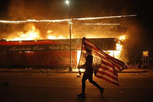 Хаос в Миннеаполисе: протестующие громят магазины, сожгли полицейские участки и банк (ФОТО, ВИДЕО) | Русская весна