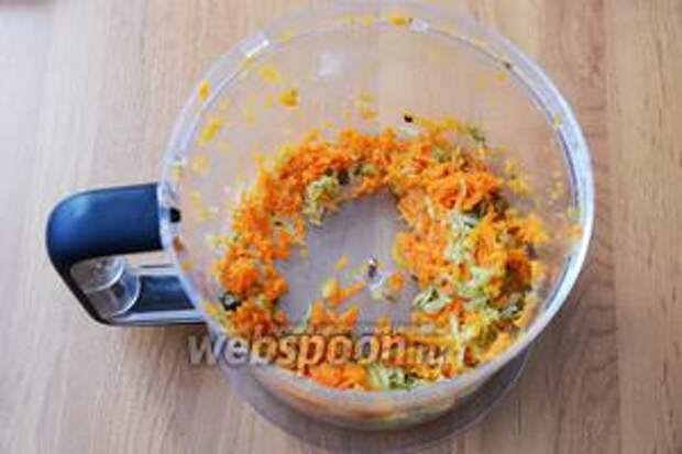 Подготавливаем все необходимые ингредиенты: картофель, яйца и морковь — отвариваем. Затем морковь и огурцы натираем на тёрке.