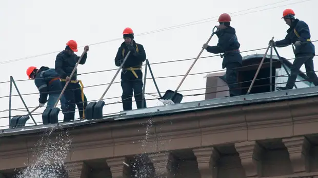 Юрист Толмачёв дал советы на случай причинения ущерба при уборке крыш