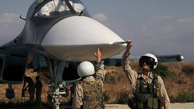 Российские пилоты самолета Су-34 на авиабазе Хмеймим в Сирии. Декабрь 2015 Российские пилоты самолета Су-34 на авиабазе Хмеймим в Сирии. Декабрь 2015