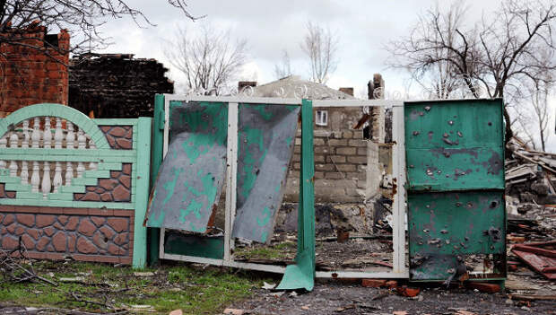 Разрушенный в результате обстрелов дом в поселке Никишино Донецкой области. Архивное фото