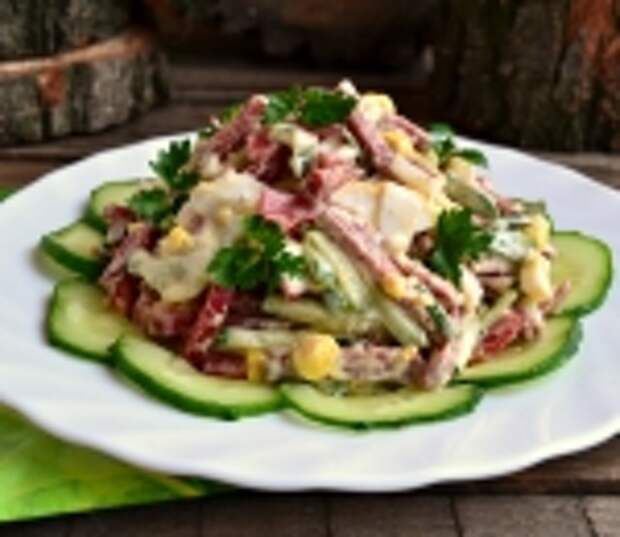 Салат со свежим огурцом, яйцом и салями