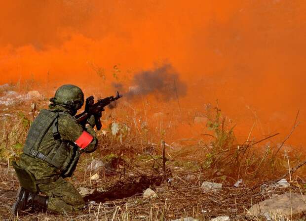 Военнослужащий подразделений специального назначения Восточного военного округа во время операции по предотвращению проникновения условных террористов на объект министерства обороны